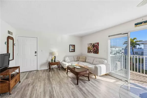 3326 N Key DR #7, North Fort Myers, FL 33903