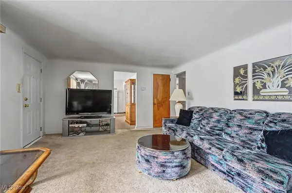 12 Hilltop BLVD, Canfield, OH 44406