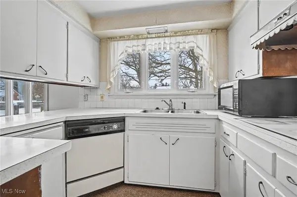 12 Hilltop BLVD, Canfield, OH 44406