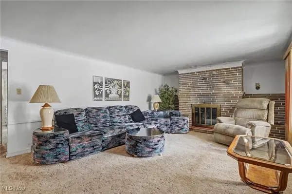 12 Hilltop BLVD, Canfield, OH 44406