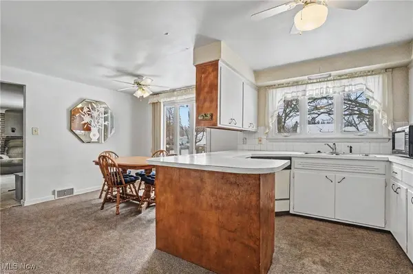 12 Hilltop BLVD, Canfield, OH 44406