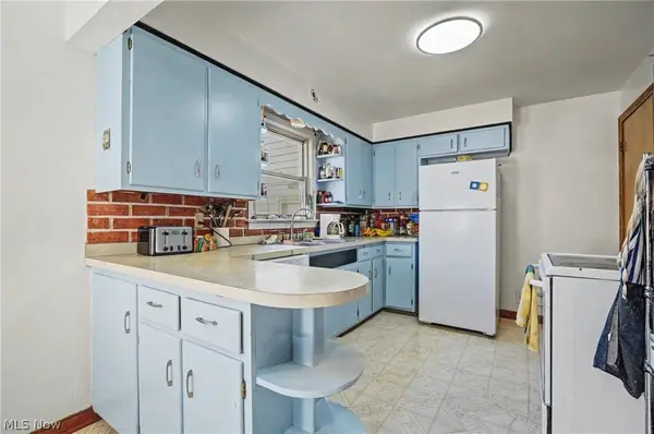 97 Rosary DR, Campbell, OH 44405