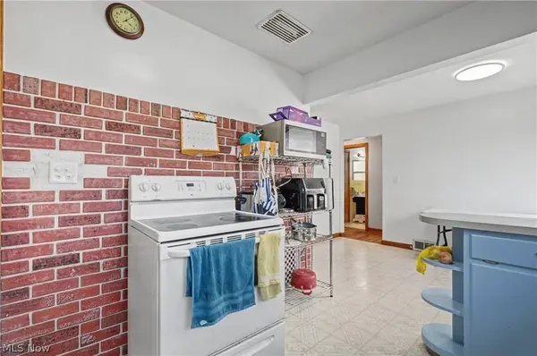 97 Rosary DR, Campbell, OH 44405