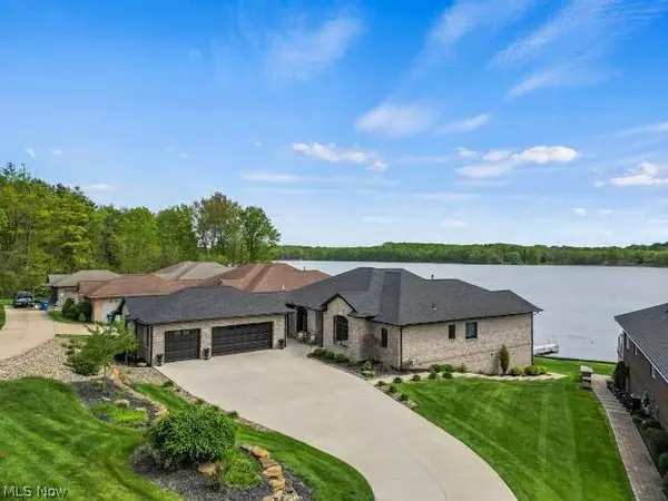 1004 Waters Edge DR, Columbiana, OH 44408