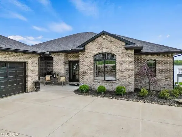 1004 Waters Edge DR, Columbiana, OH 44408