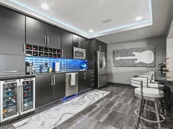 1004 Waters Edge DR, Columbiana, OH 44408