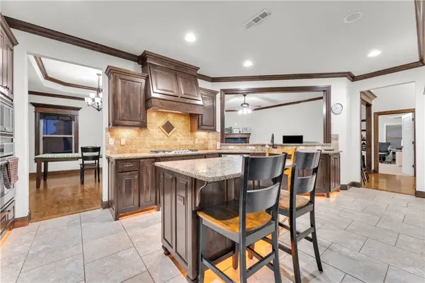 709 SE Eaton St, Bentonville, AR 72712