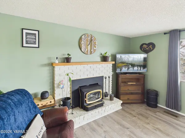 106 N 12th St, Selah, WA 98942