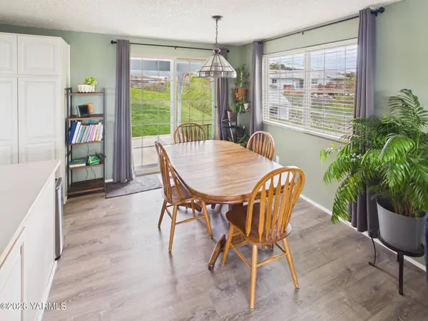 106 N 12th St, Selah, WA 98942