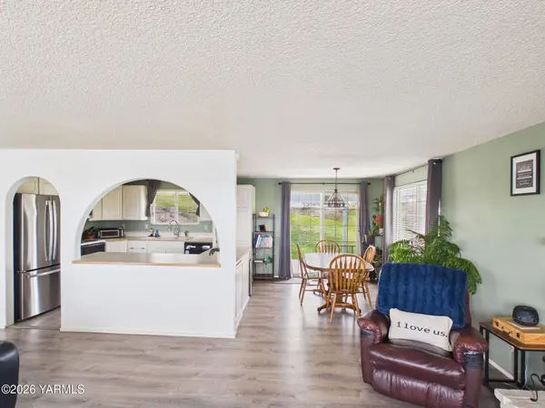 106 N 12th St, Selah, WA 98942