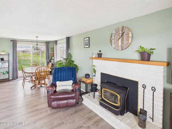 106 N 12th St, Selah, WA 98942