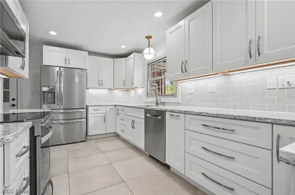 295 Sleepy Hollow DR, Canfield, OH 44406