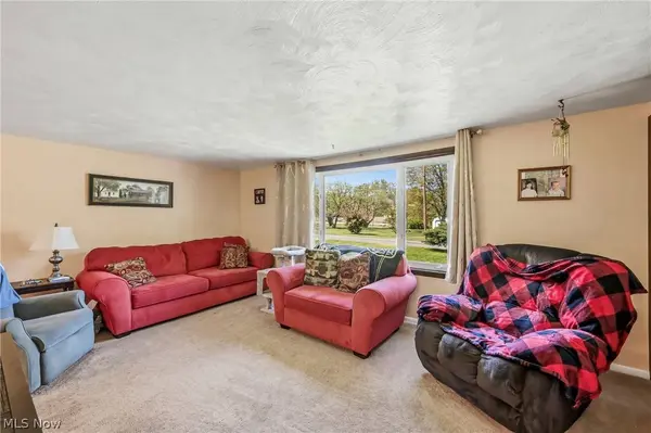42033 Edward CIR, Columbiana, OH 44408