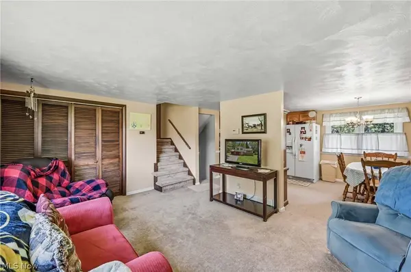 42033 Edward CIR, Columbiana, OH 44408