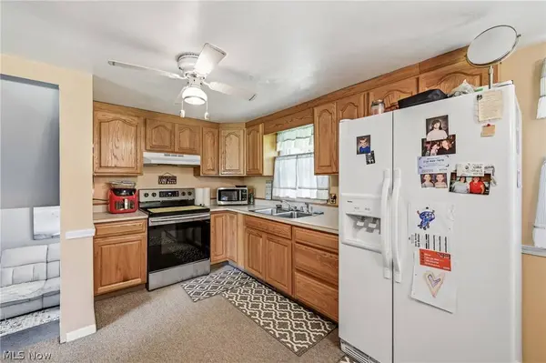 42033 Edward CIR, Columbiana, OH 44408