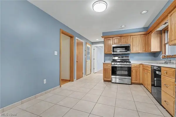 1372 Doncaster DR, Youngstown, OH 44511