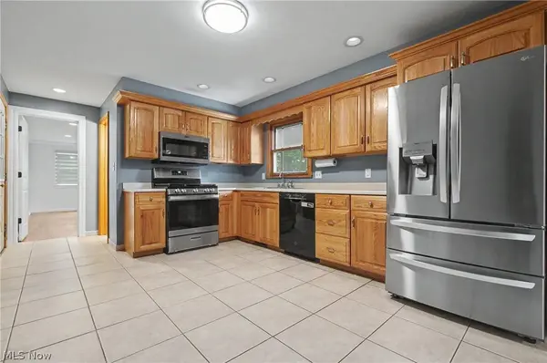1372 Doncaster DR, Youngstown, OH 44511