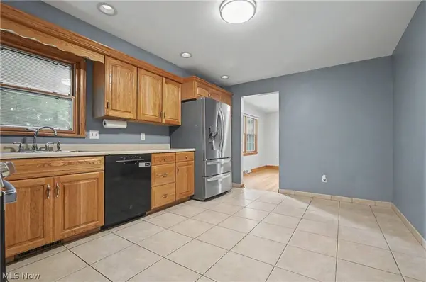1372 Doncaster DR, Youngstown, OH 44511