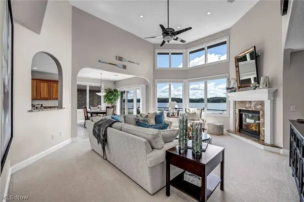 1004 Waters Edge DR, Columbiana, OH 44408