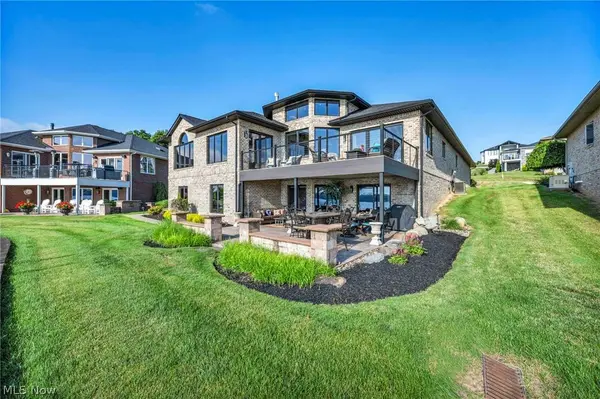 1004 Waters Edge DR, Columbiana, OH 44408