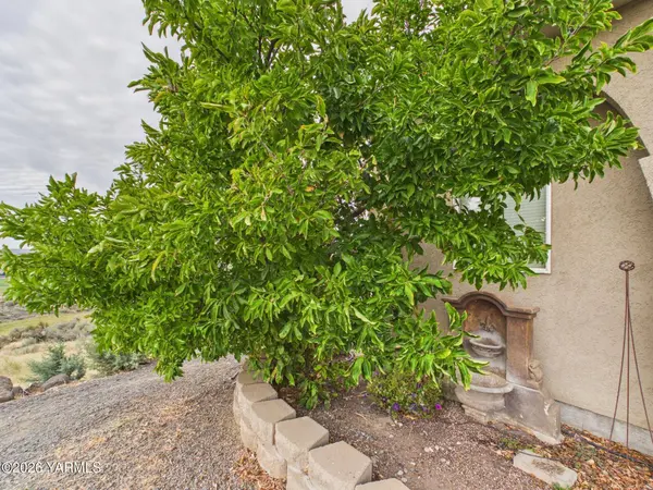 1742 Weikel Rd, Yakima, WA 98908