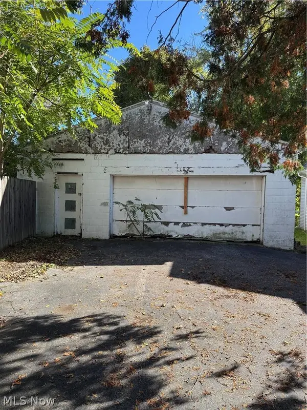 17 N Hartford AVE, Youngstown, OH 44509