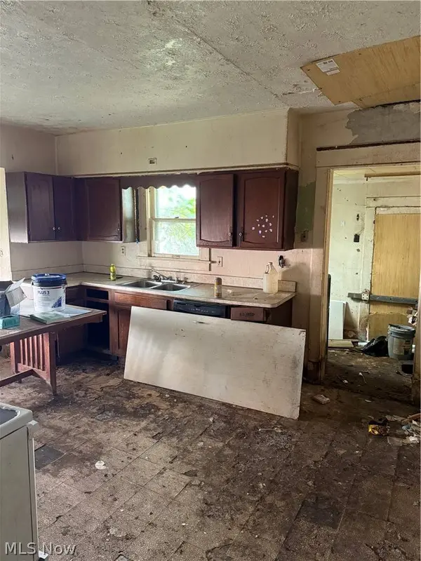 17 N Hartford AVE, Youngstown, OH 44509