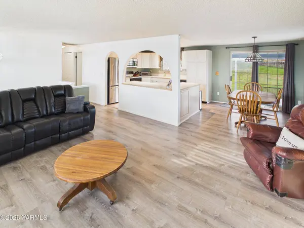 106 N 12th St, Selah, WA 98942