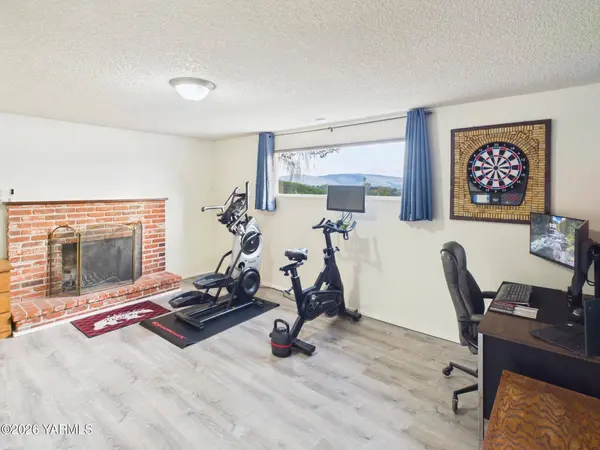 106 N 12th St, Selah, WA 98942