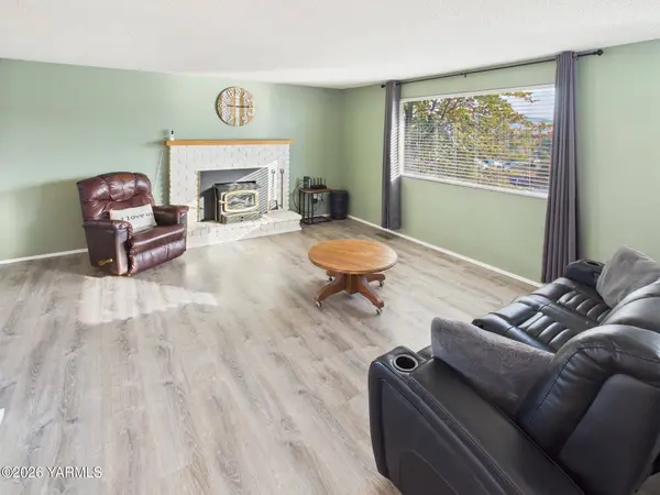 106 N 12th St, Selah, WA 98942