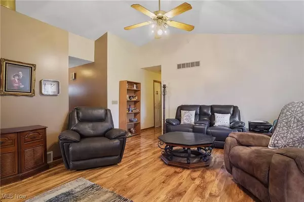 6874 Berry Blossom DR, Austintown, OH 44406