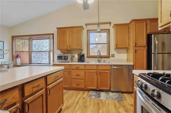 6874 Berry Blossom DR, Austintown, OH 44406