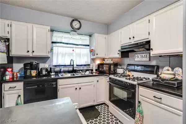 1429 Tomilu DR, Girard, OH 44420