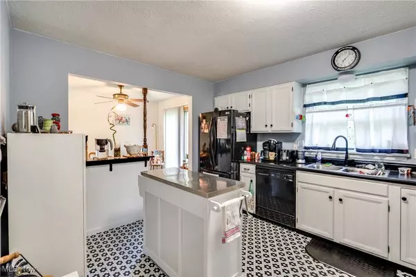 1429 Tomilu DR, Girard, OH 44420