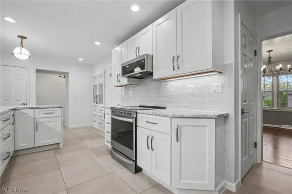 295 Sleepy Hollow DR, Canfield, OH 44406