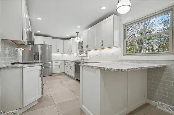 295 Sleepy Hollow DR, Canfield, OH 44406