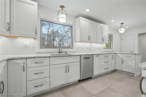 295 Sleepy Hollow DR, Canfield, OH 44406