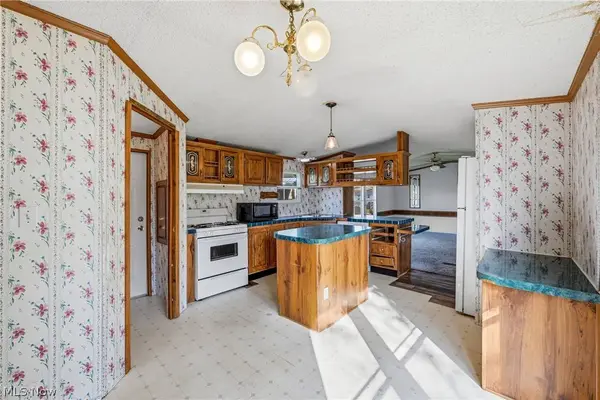 1030 South Park CT, Brookfield, OH 44403