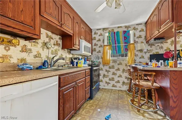 102 Blossom LN, Niles, OH 44446