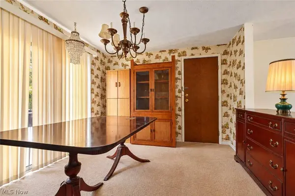 102 Blossom LN, Niles, OH 44446