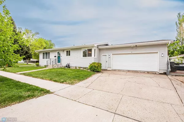 1625 14th AVE S, Fargo, ND 58103