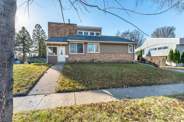 1015 11th AVE S, Moorhead, MN 56560