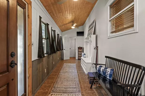 515 W Eagle Point Drive, Mt Vernon, TX 75457