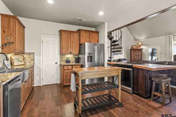 515 W Eagle Point Drive, Mt Vernon, TX 75457