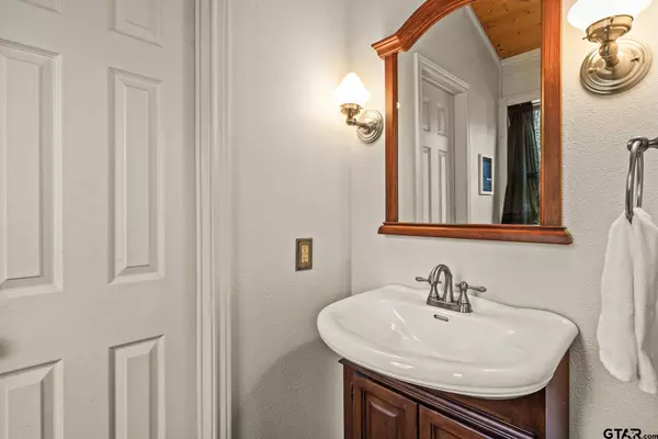 515 W Eagle Point Drive, Mt Vernon, TX 75457