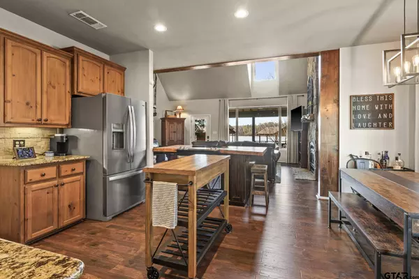 515 W Eagle Point Drive, Mt Vernon, TX 75457