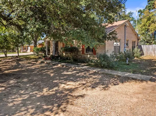 411 E Main Street, Omaha, TX 75571