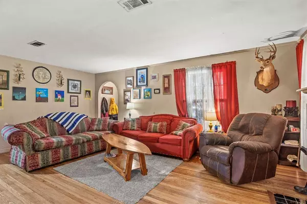 411 E Main Street, Omaha, TX 75571