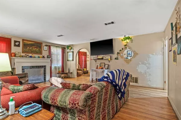 411 E Main Street, Omaha, TX 75571