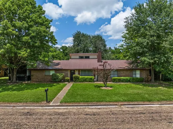 409 Brookwood Drive, Mount Pleasant, TX 75455